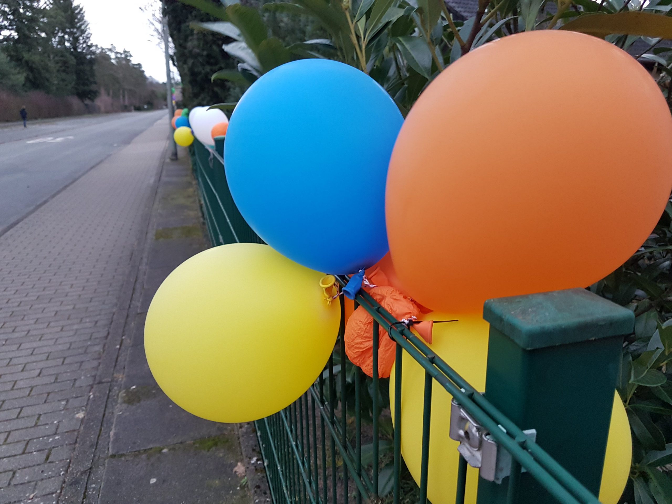 Luftballon Gartenzaun geschmückte Straße