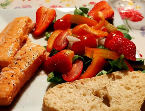 Lachs neben Salat der Saison vom kanadischen Zedernholz